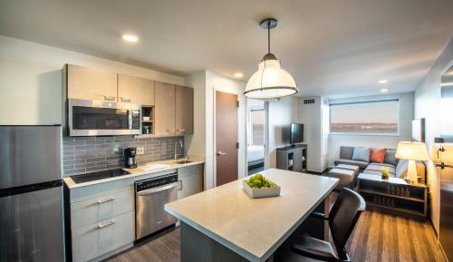 One-Bedroom King Suite with Sofa Bed, Kitchen and Roll-In Shower - Disability Access