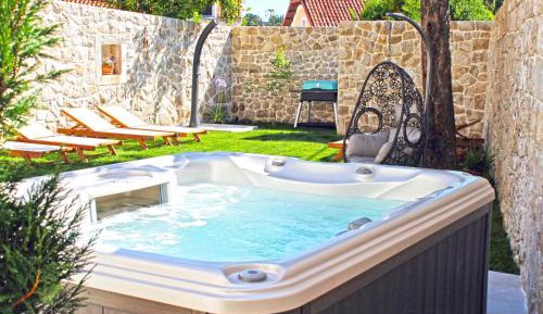 Four-Bedroom Villa with Jacuzzi