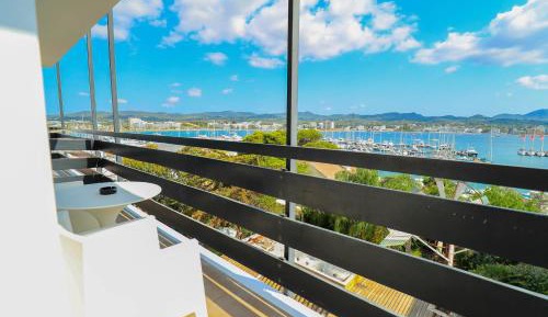 Double or Twin Room with Sea View