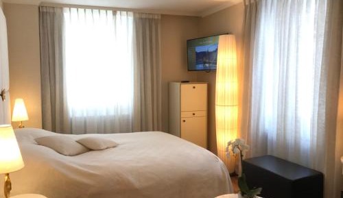 Queen Room with City View (1 Adult)