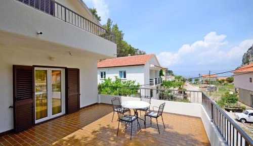One-Bedroom Apartment with Garden View