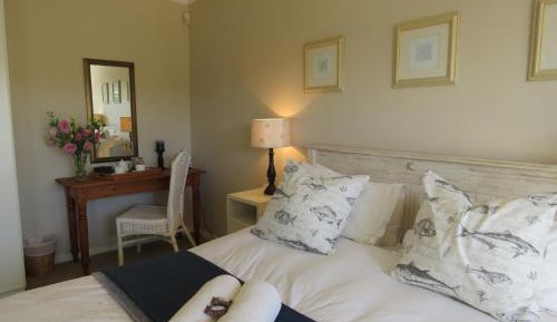 Luxury Queen Room with Pool View