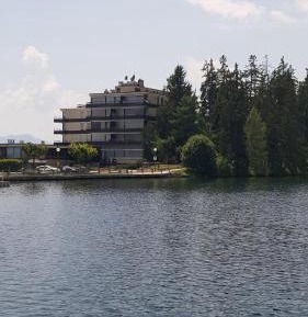 Apartment with Lake View