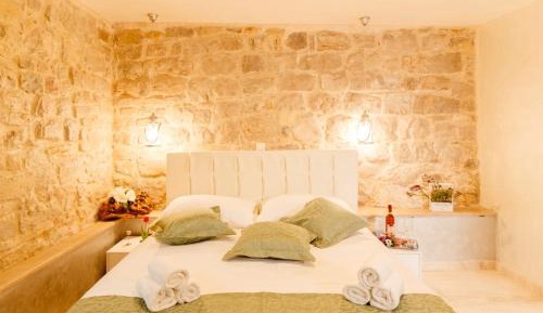 Deluxe Room (2 Adults + 1 Child)