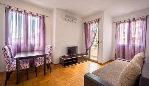 One-Bedroom Apartment with Balcony