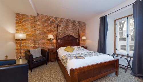 Queen Room with Private Bathroom