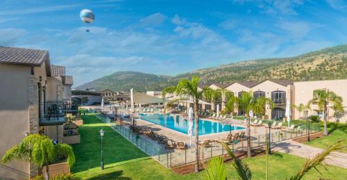 Deluxe Double or Twin Room (2 adults + 2 children)	