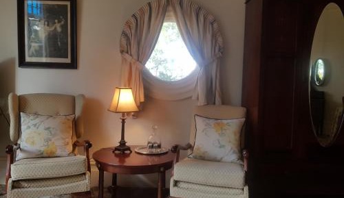 Deluxe Queen Suite