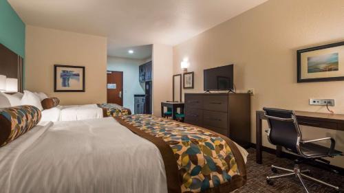 Queen Room with Two Queen Beds and Kitchenette - Non-Smoking