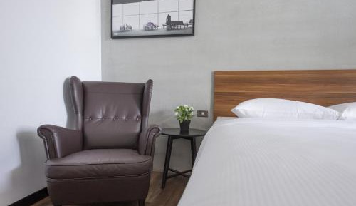 Premium King Room with Shower & Bath