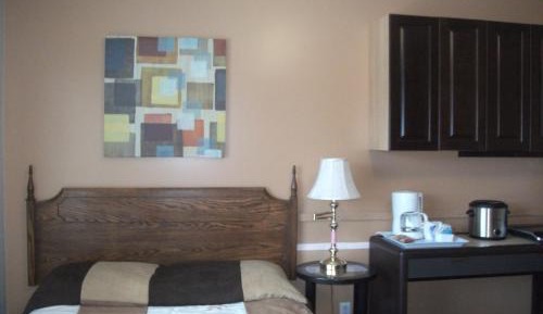 Deluxe Queen Suite