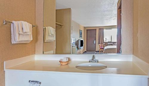 Deluxe Queen Room - Disability Access - Non-Smoking