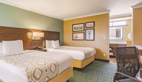 Deluxe Two Queen Beds Non-Smoking