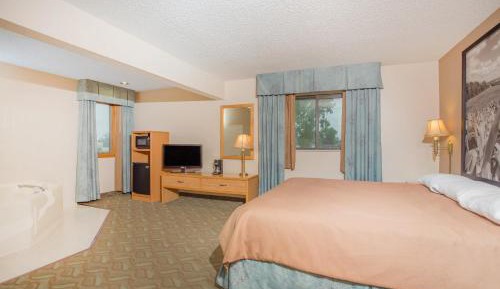 Deluxe King Suite - Non-Smoking
