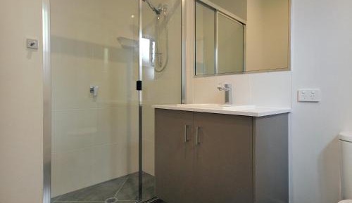Deluxe One Bedroom Apartment with full Kitchen
