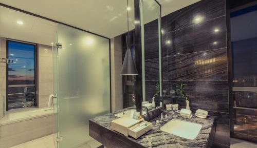 Deluxe King Room with City View