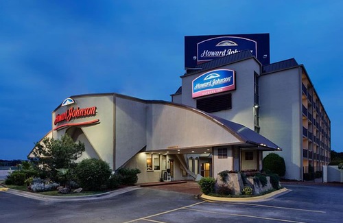 Arlington Hotel | Howard Johnson by Wyndham Arlington Ballpark / Six Flags