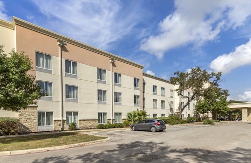 Wetmore Hotel | Comfort Suites Medical Center Near Six Flags