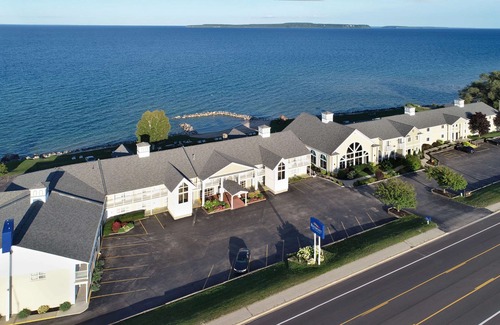 St Ignace Hotel | Baymont by Wyndham St. Ignace Lakefront