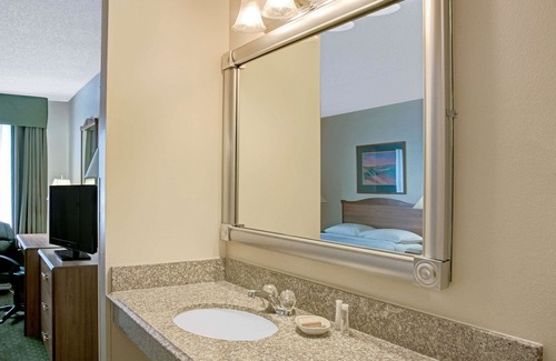 Conroe Hotel | Baymont by Wyndham Conroe