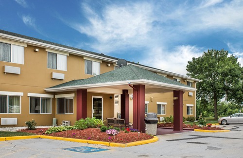 Manitowoc Hotel | Quality Inn Manitowoc