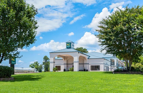 Carthage Hotel | Quality Inn Carthage