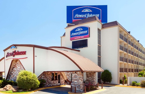 Arlington Hotel | Howard Johnson by Wyndham Arlington Ballpark / Six Flags