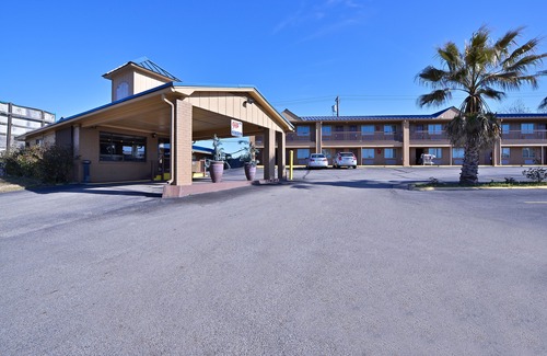 Center Hotel | Americas Best Value Inn Center