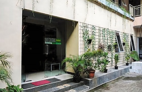 Bogor Tengah Hotel | RedDoorz near Kebun Raya Bogor 2