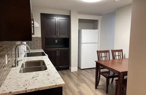 Springbank House | New Guest Suit with Full Bath and Modern Kitchen on Estate Acreage