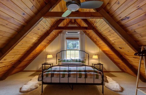 Hurdle Mills Cabin | Modern hot tub lodge on 25 acres w/ private lake