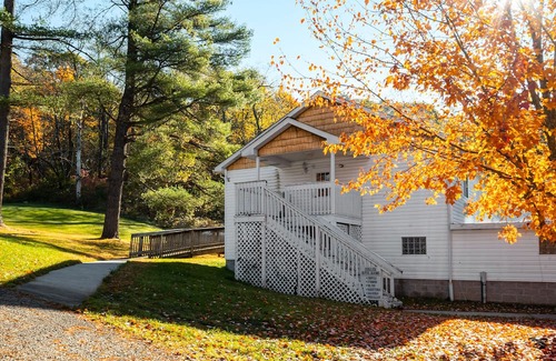 Farmington House | JV Thompson | Jacuzzi Tub Historic Inn Room