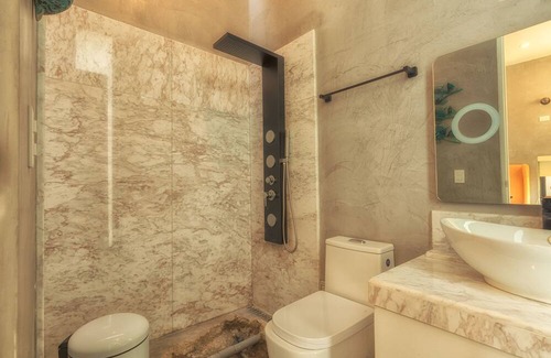 Punta Sal House | LN10 Resort Style all inclusive queen bed suite frente al Mar