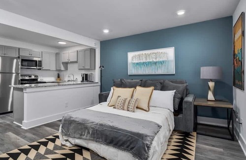 Forest Park Apartment | Modern Apt. close to Restaurants - Highland Golf