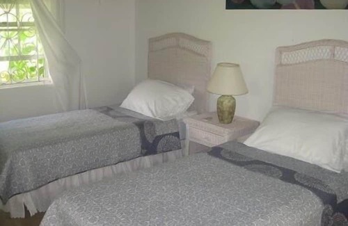 Merlin Bay Villa | WESTERLEE 3 bedroom 2 bathroom with POOL