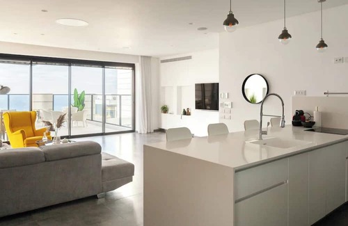 Bat Yam Apartment | Prestigious penthouse in a luxury tower