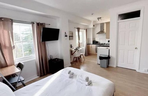 Chelsea Riverside Hotel | Kings Road in London by Stayfolk