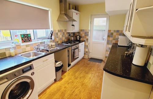 Crawley House | Rusper Retreat - Spacious Home Near Gatwick