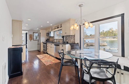 Elizabethtown-Kitley Cottage | Luxury Waterfront Residence in exclusive Lily Bay (seasonal discount)