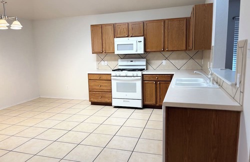 Elm Creek House | Cozy 3-bedroom house in enchanting Elgin with AC