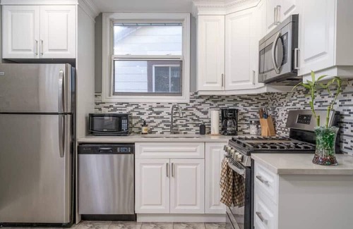 Hamilton House | Cozy Entire 5 bedroom close to all amenities!
