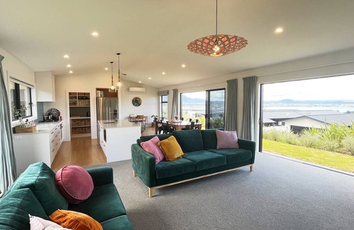 Nukuhau House | Panoramic Paradise: Stunning Lake and Mountain Views in Taupō