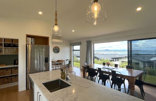 Nukuhau House | Panoramic Paradise: Stunning Lake and Mountain Views in Taupō
