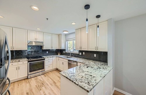 Noble Park House | Stunningly Remodeled 3 bed 4 bath Light-Filled Townhome