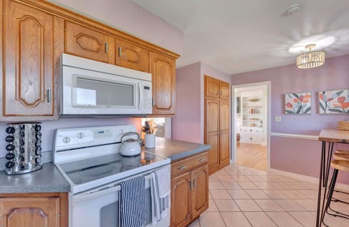 Arrington Bed & Breakfast | For long family stays, girls wine weekends. Heated pool, hot tub, game room. Walk to brewery.