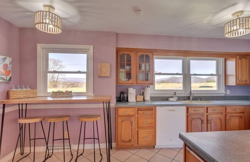 Arrington Bed & Breakfast | For long family stays, girls wine weekends. Heated pool, hot tub, game room. Walk to brewery.