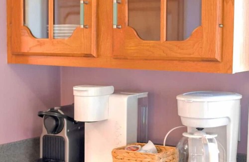 Arrington Bed & Breakfast | For long family stays, girls wine weekends. Heated pool, hot tub, game room. Walk to brewery.