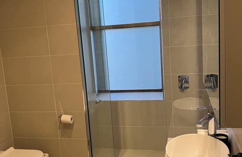 East Melbourne Apartment | Close to Epworth Hospital, St Vincents Hospital , City, MCG, Sports Precinct