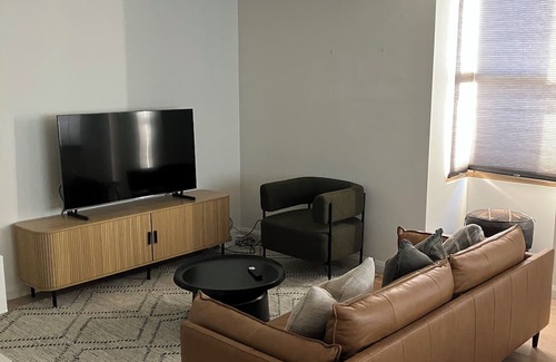 East Melbourne Apartment | Close to Epworth Hospital, St Vincents Hospital , City, MCG, Sports Precinct