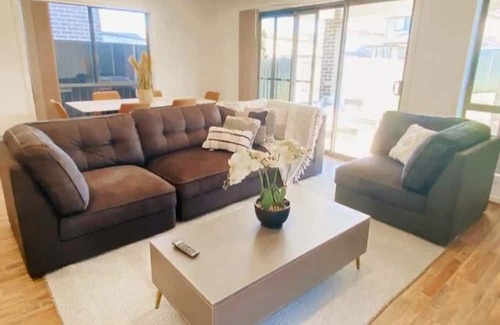 Kellyville House | Kellyville Adorable 5 Br Home near Parks & Shops